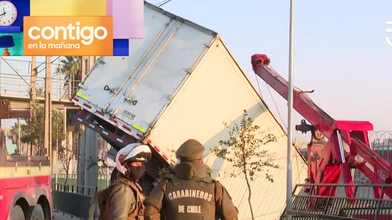 Accidente en Cerrillos: Camión terminó incrustado en barras de contención