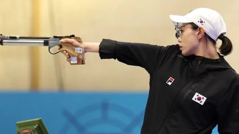 Tiradora surcoreana que fue furor en los Juegos Olímpicos 2024 se desmayó y fue hospitalizada