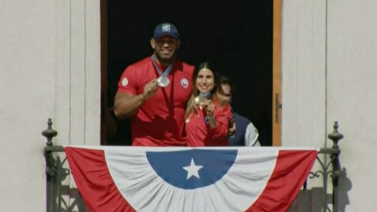 Francisca Crovetto y Yasmani Acosta fueron homenajeados en La Moneda tras medallas en París 2024
