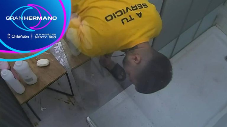 “Qué asco”: Manuel mostró su molestia por la inmensa suciedad en el baño de la casa