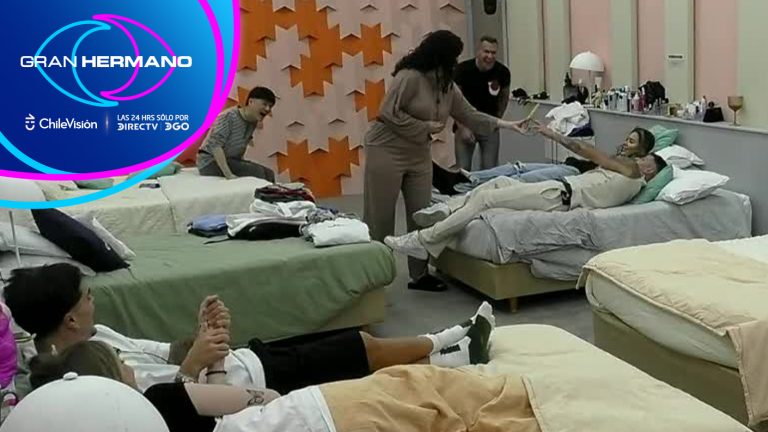 ¡Puras carcajadas! Familia Tamagotchi intercambió regalos en un improvisado amigo secreto