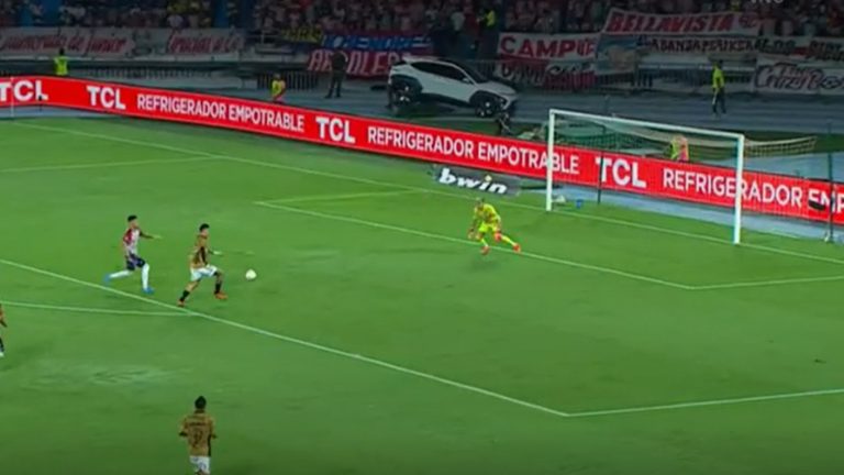 ¡Se lo perdió Javier Correa! La clara chance de Colo Colo que desperdició el atacante argentino