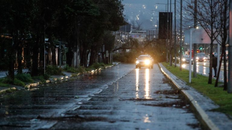Con ráfagas de hasta 124 km/h: Revisa la cantidad de agua caída en la RM por lluvias