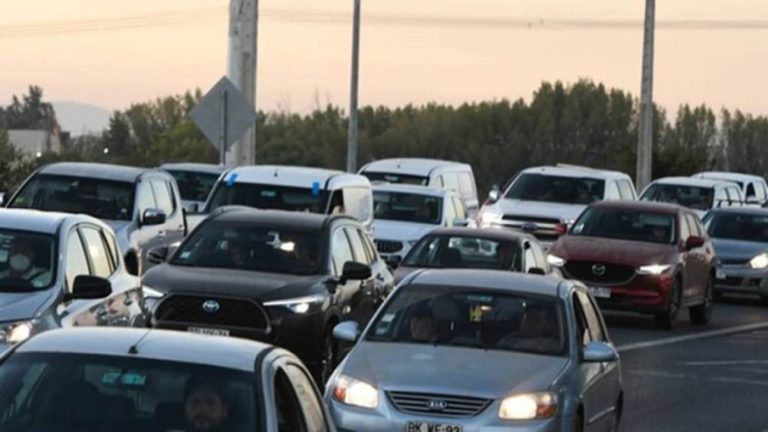 Presentan nuevo libro para aprobar examen de conducir en Chile: Revísalo GRATIS aquí