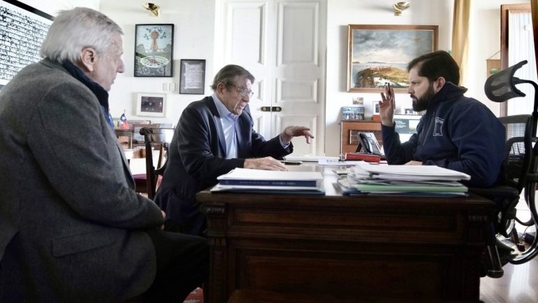 Presidente Boric recibe a embajador expulsado de Venezuela y reafirmó que no reconoce triunfo de Maduro