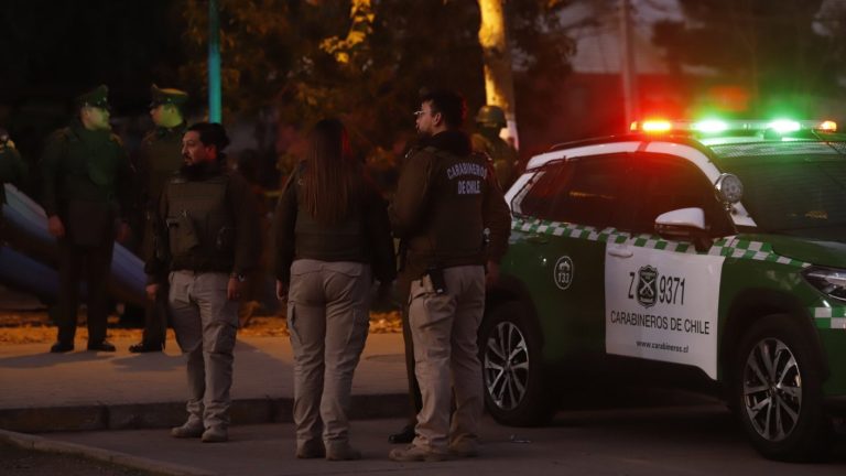 Carabinero termina con pierna fracturada tras ser atropellado durante intento de encerrona en Santiago