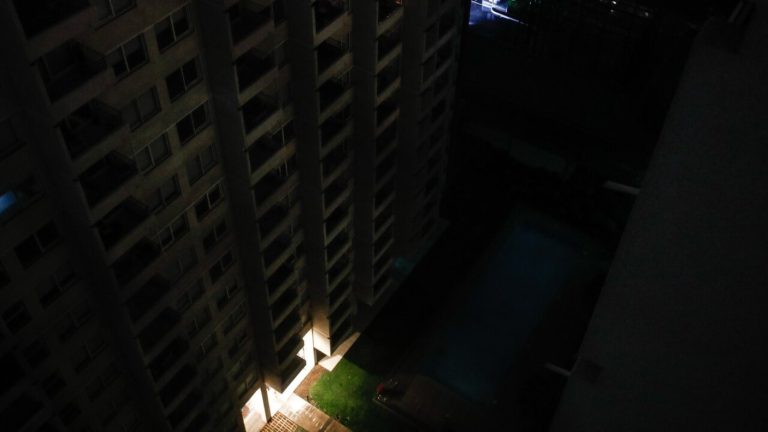 Más de 330 mil clientes continúan sin energía eléctrica en la región Metropolitana