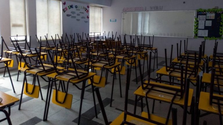 Anuncian suspensión de clases para este lunes en 5 comunas de la RM por cortes