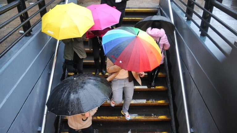 Anuncian nueva lluvia en Santiago: Revisa cuándo llega el sistema frontal a la Región Metropolitana