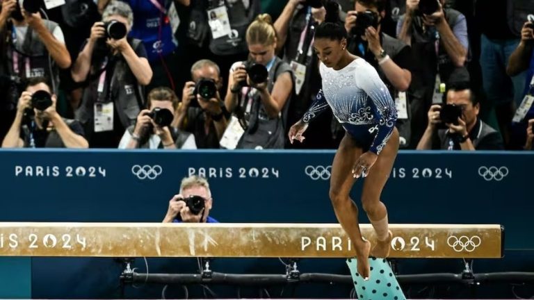 Es humana: Simone Biles sufre inesperada caída y queda sin medalla en final olímpica de la barra