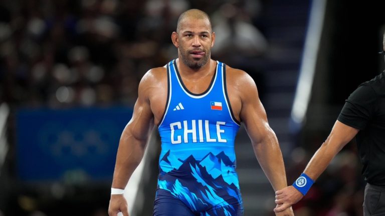 ¡Enorme! Yasmani Acosta corona tremenda actuación en París 2024 con plata en lucha grecorromana