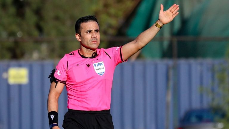 Mostró una roja: El antecedente de Piero Maza dirigiendo el Superclásico entre la U y Colo Colo