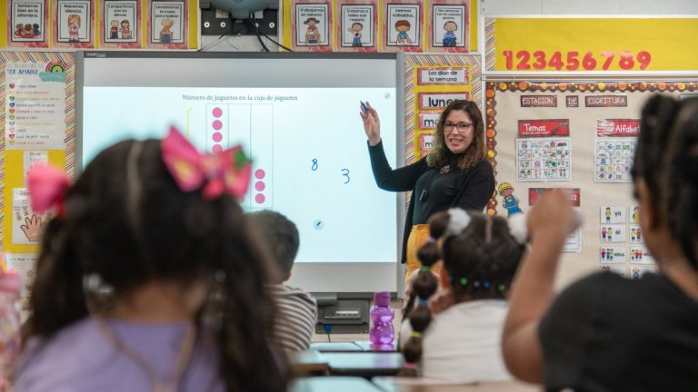 Gana hasta 55 mil dólares al año: Postula ACÁ al programa para profesores chilenos en EE. UU.