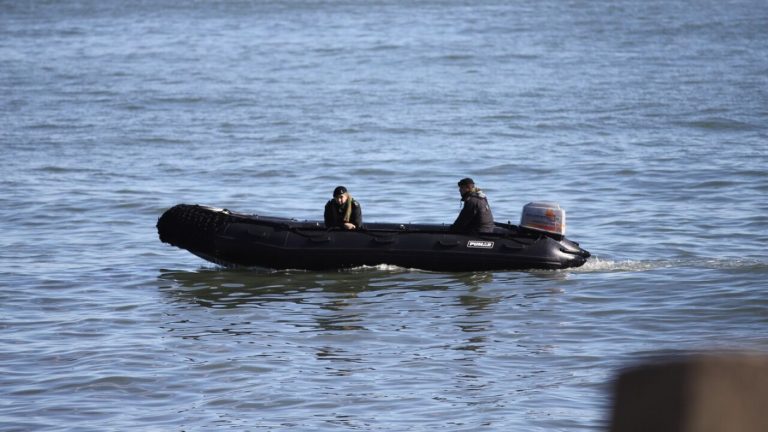 Mamá de niña arrastrada por el mar en Viña realizó desgarradora petición: “No me moveré de acá”