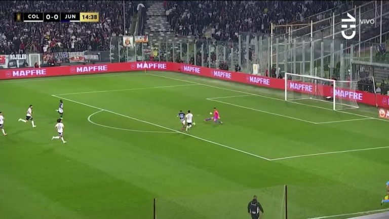 ¡Junior amenaza! Brayan Cortés salvó a Colo Colo con espectacular achique