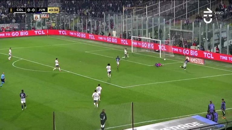 ¡El palo los salvó! Junior aprovechó error de Falcón para hacer sufrir a Colo Colo