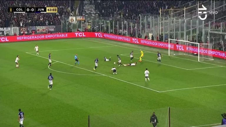 ¡Muy cerca! Javier Correa tuvo la apertura de la cuenta para Colo Colo