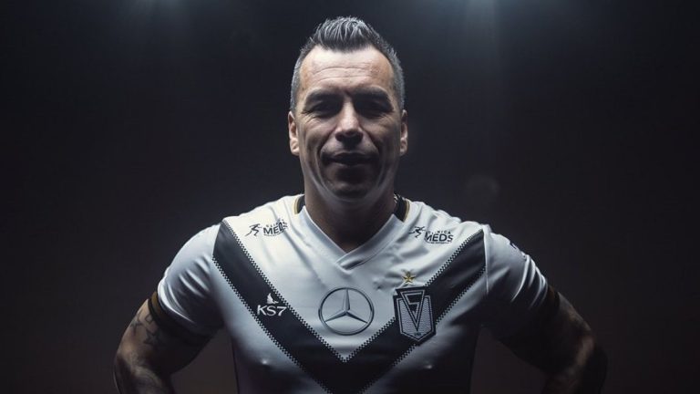 A sus 44 años: Esteban Paredes descuelga los botines y regresa oficialmente a Santiago Morning