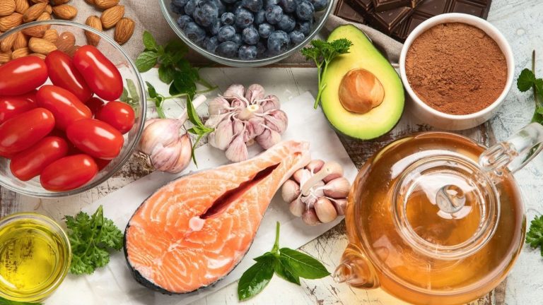 5 alimentos antiinflamatorios que debes consumir para tener un cerebro más joven y saludable