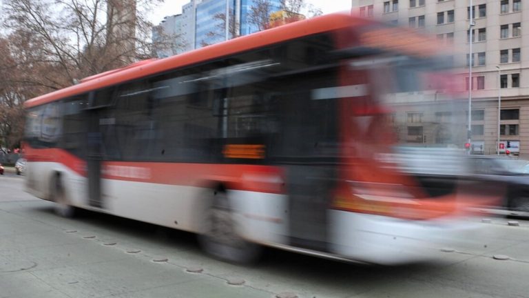 Minutos de terror a bordo: Vuelco en robo de delincuentes en micro por Barrio Bellavista