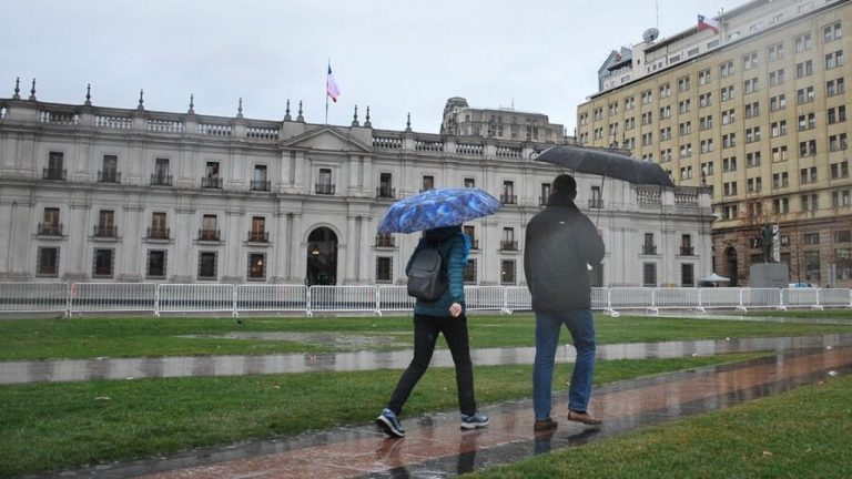 Lluvia con probables tormentas eléctricas en Santiago: Revisa qué días caerán los chubascos