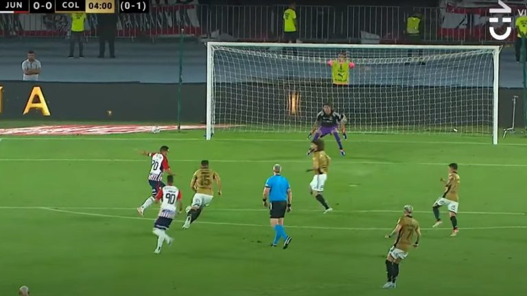 La primera fue para Junior: Remate de Carlos Bacca generó susto en Colo Colo