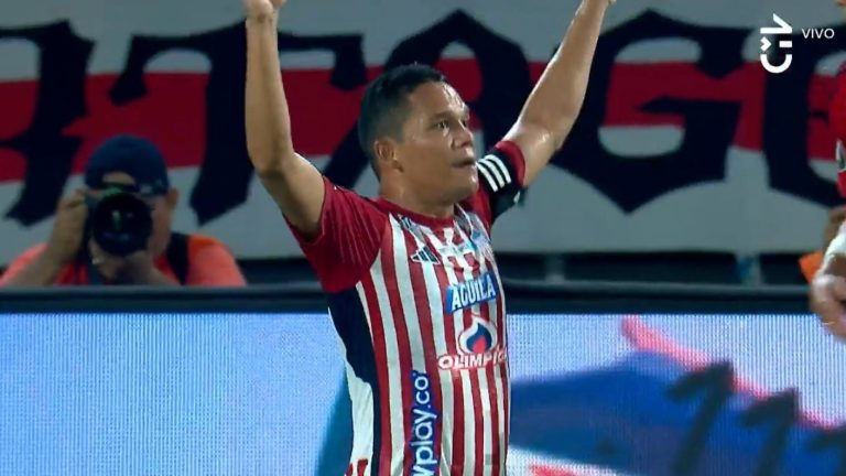 Definición con calidad: El gol de Carlos Bacca para el empate de Junior ante Colo Colo