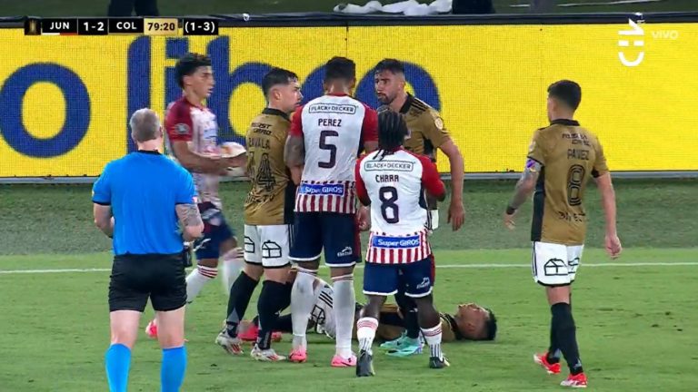 ¡Se armó la bataola! El golpe que sufrió Vicente Pizarro que generó caos entre Colo Colo y Junior