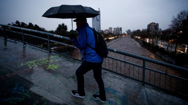 Más agua en Santiago: Senapred aumenta pronóstico de lluvias para este miércoles en la Región Metropolitana