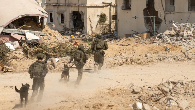 Israel ordena evacuaciones en centro de Gaza y reduce al mínimo zona humanitaria