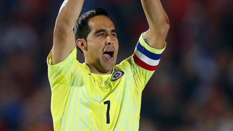 Bicampeón de América y más de 20 títulos: Los números que dejó Claudio Bravo en su brillante carrera