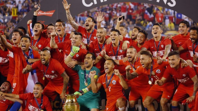 Tras retiro de Claudio Bravo ¿Cuántos bicampeones de América siguen jugando?