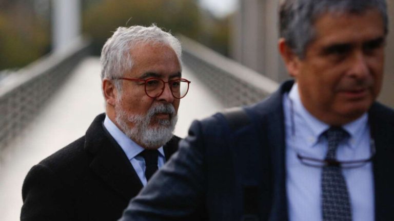 Más de 700 mil páginas: Fiscalía entregará contenido íntegro del celular de Luis Hermosilla a su defensa