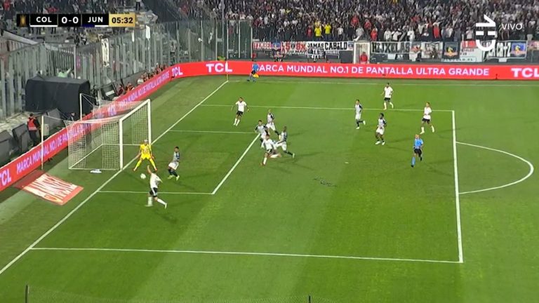 Primer aviso de Colo Colo: Lucas Cepeda no pudo sacar el zurdazo tras un centro de Bolados
