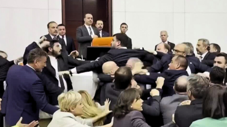 Impactante pelea a golpes en Parlamento de Turquía: Lugar quedó ensangrentado