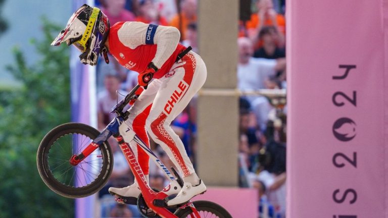 Magistral: Mauricio Molina brilla en el BMX Racing y accede a semifinales de París 2024