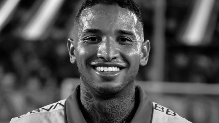 Murió futbolista Juan Izquierdo: Se había desvanecido jugando Copa Libertadores la semana pasada