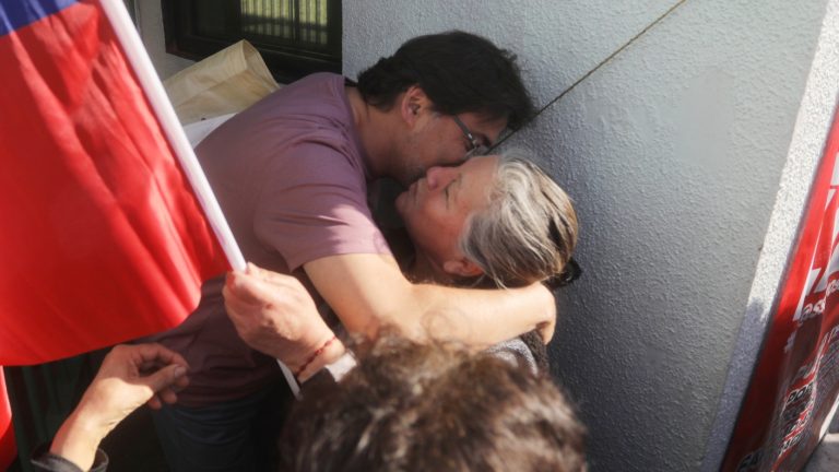 Acompañado de su pareja y rodeado de adherentes: Así fue la caótica salida de Daniel Jadue desde Capitán Yáber