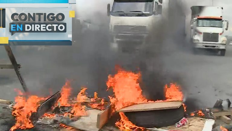 Con barricadas: Vecinos protestan y obligan corte de calle en Buin tras un año sin semáforo
