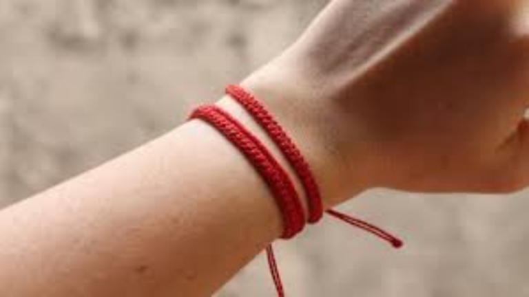 ¿Qué significa usar una pulsera roja en la muñeca izquierda?