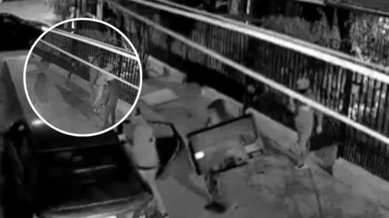 Mujer se escondió con sus perritos: Delincuentes forzaron reja y puerta para robar casa en Conchalí