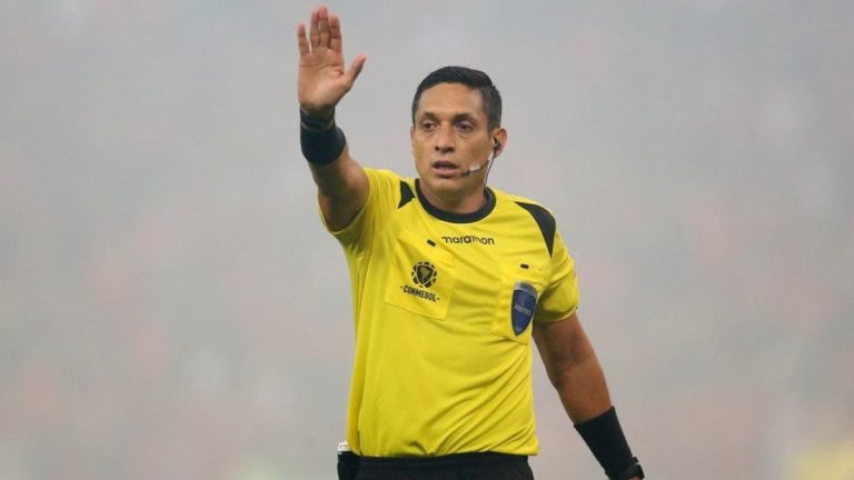 A estar atentos: El polémico antecedente de Jesús Valenzuela, el árbitro de Chile vs Argentina