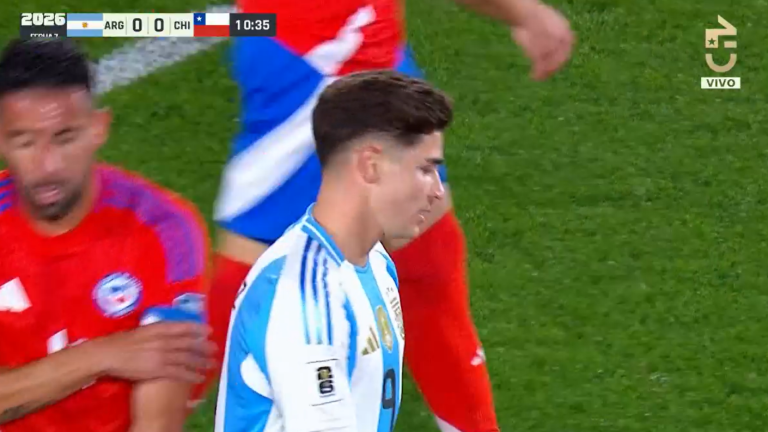 Avisó Argentina: Julián Álvarez probó con un peligroso remate que asustó a Chile