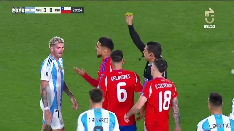 Cayó la amarilla: Rodrigo De Paul no tuvo piedad con Víctor Dávila