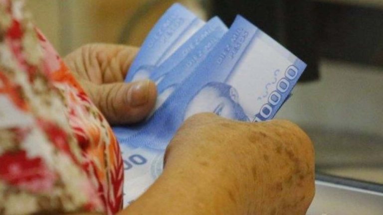 Gobierno paga $42.377 a mujeres trabajadoras en septiembre: Revisa con tu RUT si lo recibes