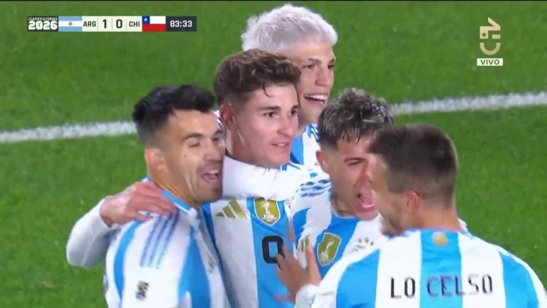 Cayó el segundo: Julián Álvarez hizo sufrir a La Roja y aumentó ventaja para Argentina