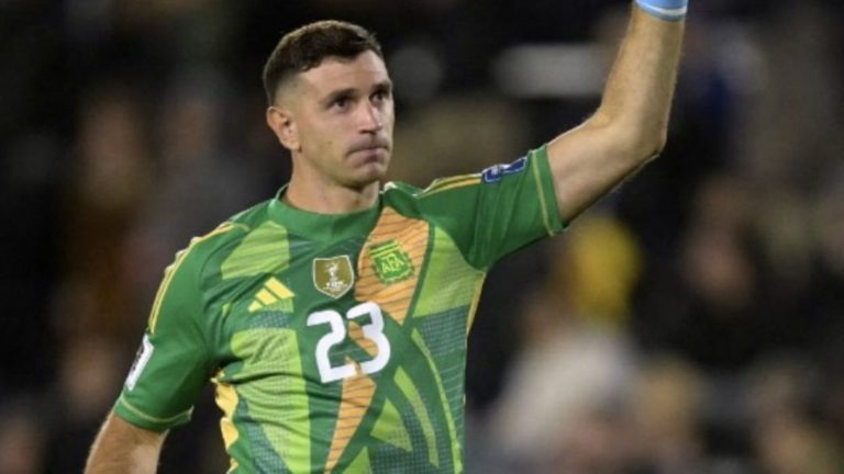 Otra vez: Dibu Martínez repite el vulgar gesto celebrando triunfo de Argentina a Chile