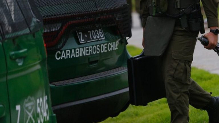 Robo a camión de pollos termina en persecución en Buin: Detenidos tenían armas a fogueo