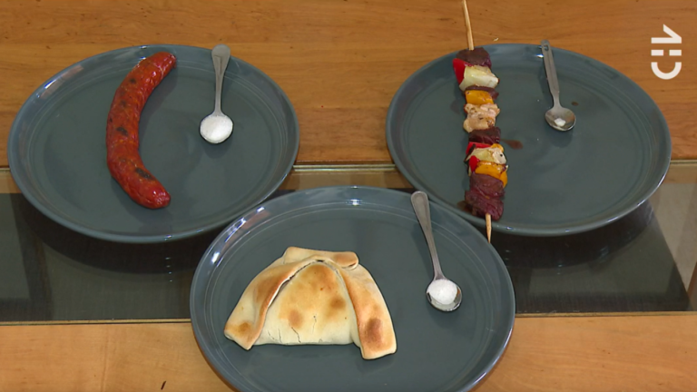 Esta es la alarmante cantidad de sal que tiene un choripán vs el anticucho y una empanada