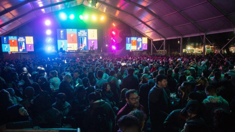 Guía completa con todas las fondas para disfrutar Fiestas Patrias en Santiago